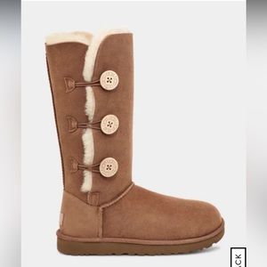 UGG Bailey Button Triplet II Boot size 6 in chestnut color